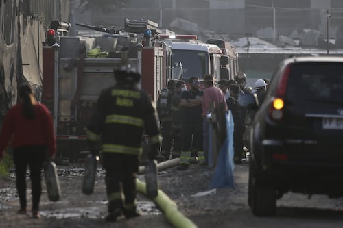 Tragedia en La Pintana: madre e hijo mueren al interior de una casa tras incendio