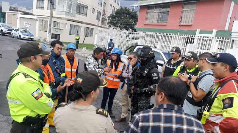 Policía y Bomberos intervienen alcantarillas cerca de la cárcel de El Inca tras reportes de ingresos sospechosos en Quito