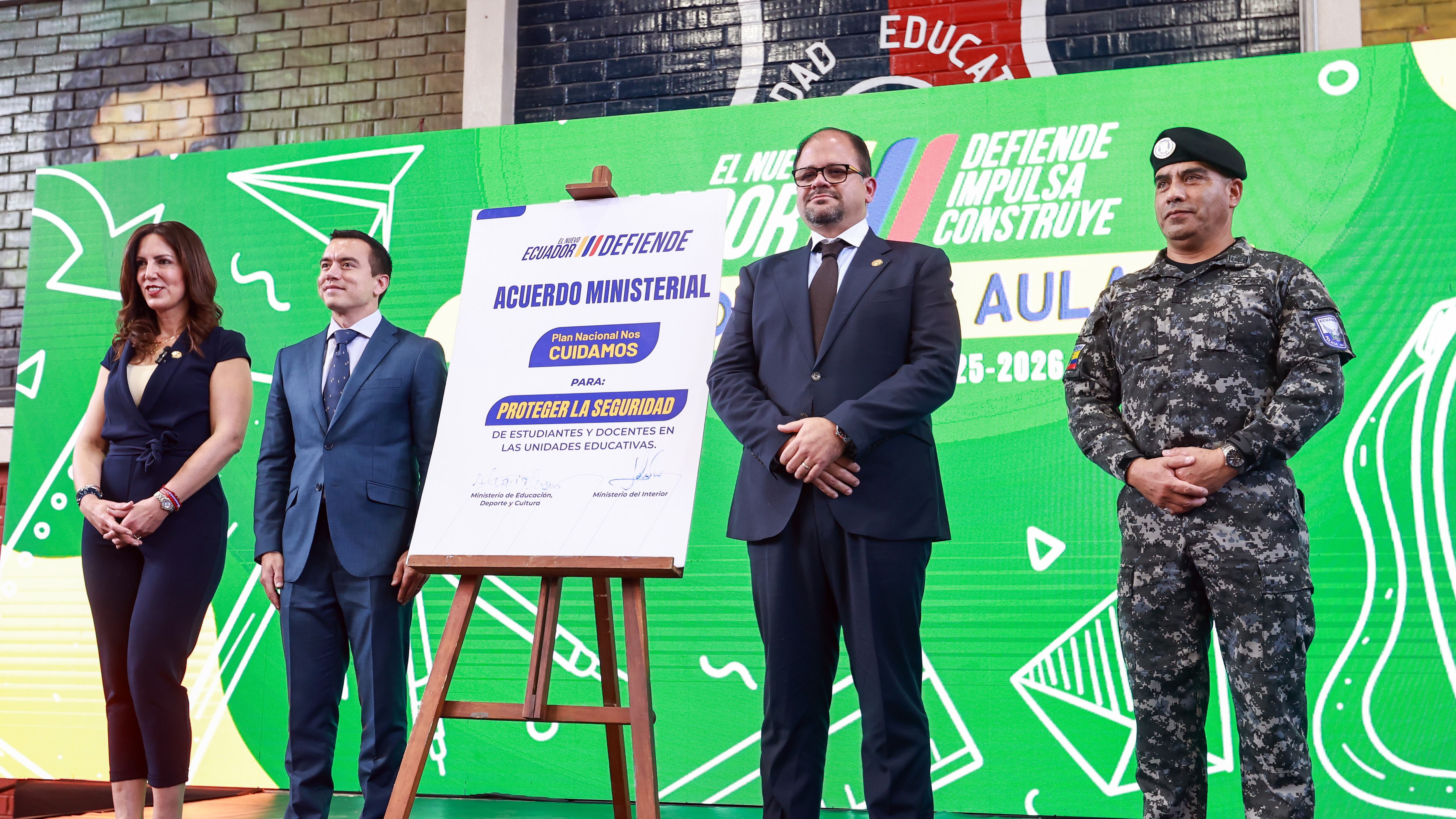 El presidente de la República, Daniel Noboa, participó en la inauguración del ciclo lectivo Sierra-Amazonía 2025-2026. También presenció el acuerdo entre el Ministerio de Educación y el Ministerio del Interior “Plan Nos Cuidamos”, el cual faculta el ingreso de la Policía Nacional a Unidades Educativas en casos de peligro inminente de los estudiantes.