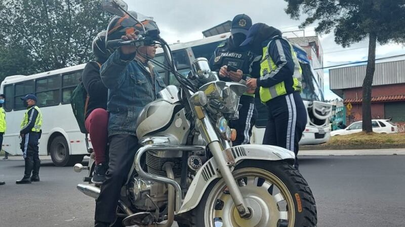 Quito: ¿cada cuánto se evaluará ordenanza que evita dos personas vayan en moto?