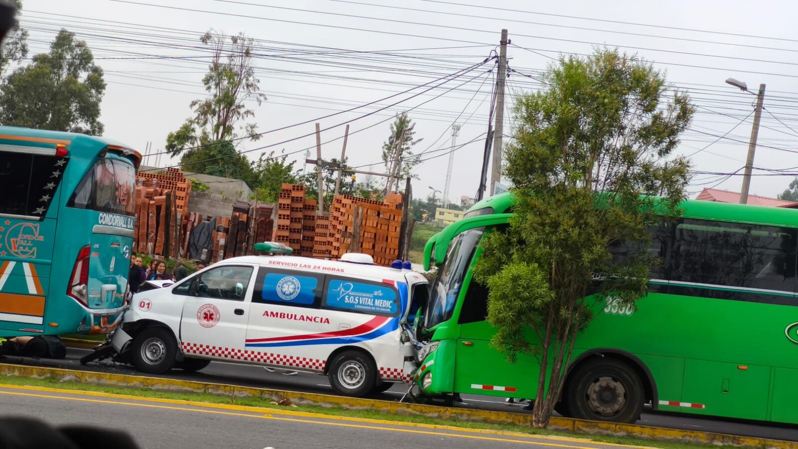 Una ambulancia, moto y bus se chocaron en la Autopista General Rumiñahui la mañana de este jueves