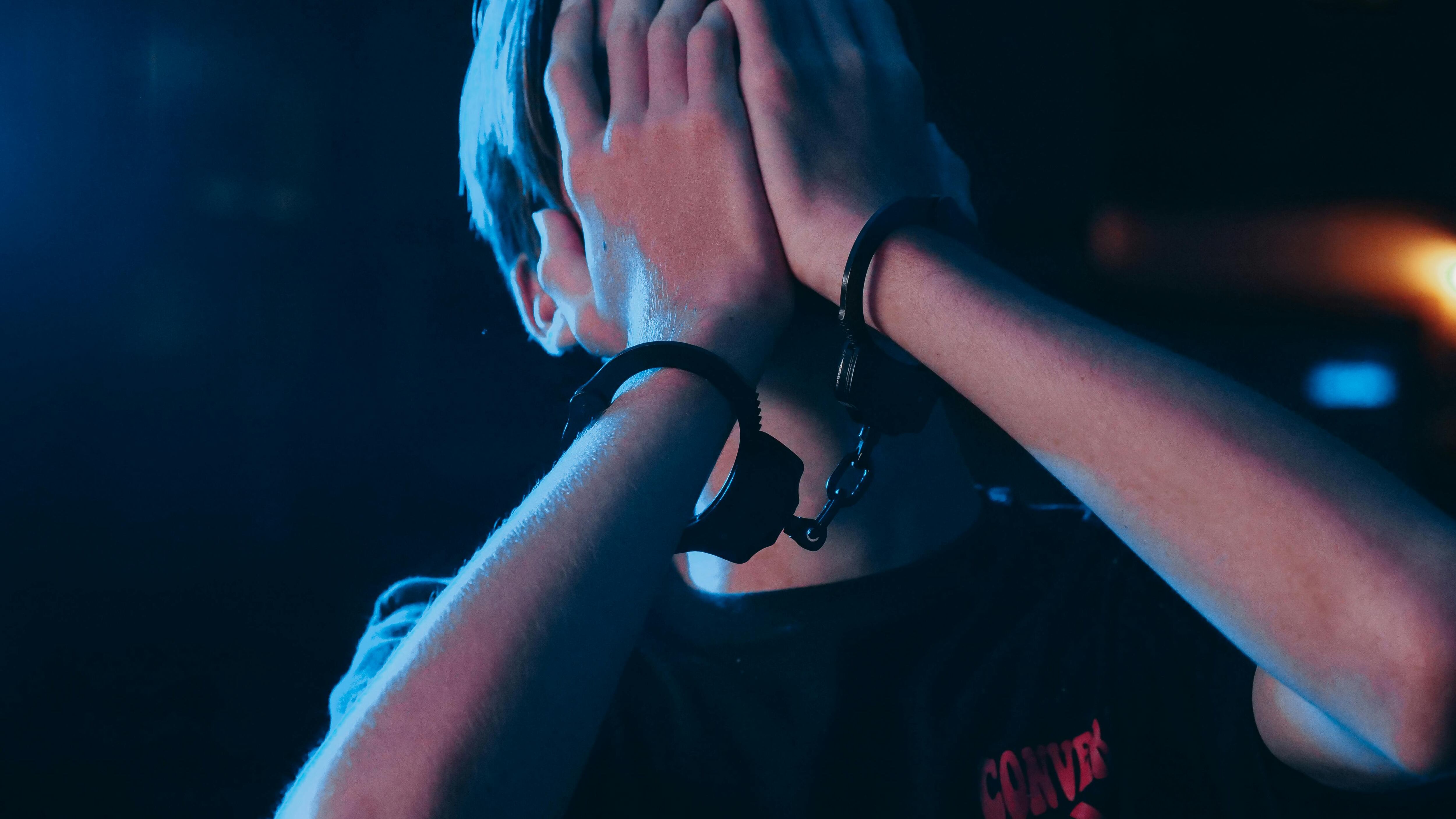 Aíslan a dos adolescentes en Quito y Guayaquil por presuntos delitos sexuales contra menores