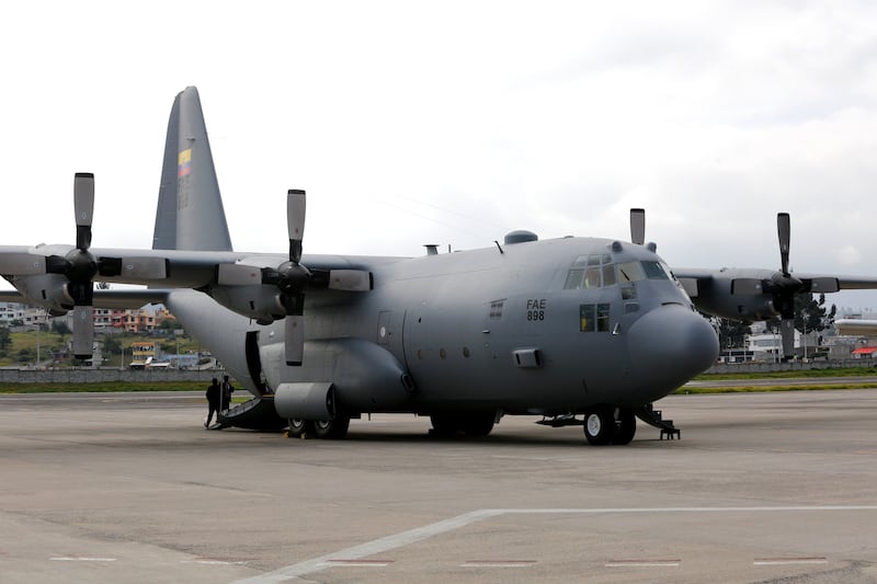 Fuerzas Armadas de Ecuador reciben avión Hércules C-130 donado por EE.UU. para combate del crimen organizado