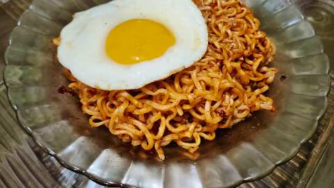 Fideos con huevo frito