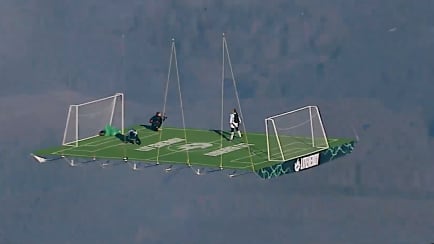 Sergey Boytsov juega fútbol a 1.800 metros de altura bajo un globo aerostático.