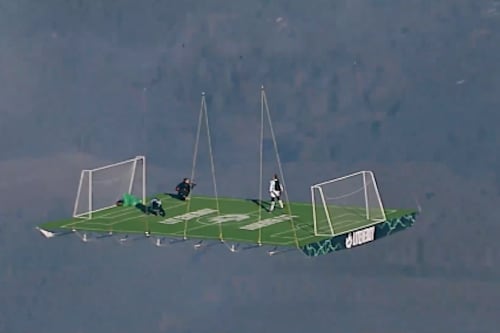 ¿Te atreverías?: Atletas juegan fútbol a 1.800 metros en un globo aerostático