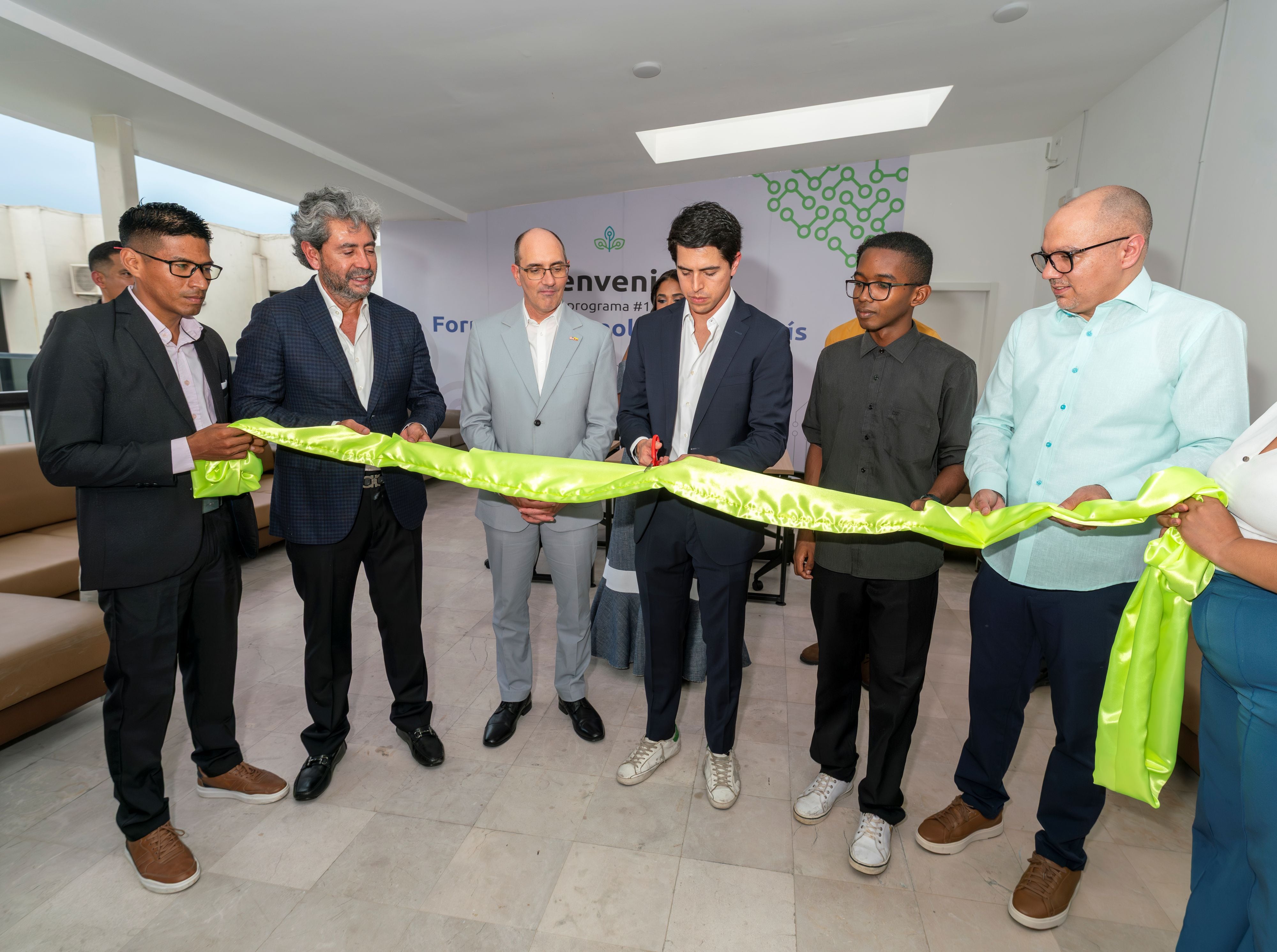 Tecnología como motor de cambio: Jóvenes guayaquileños acceden a formación de clase mundial