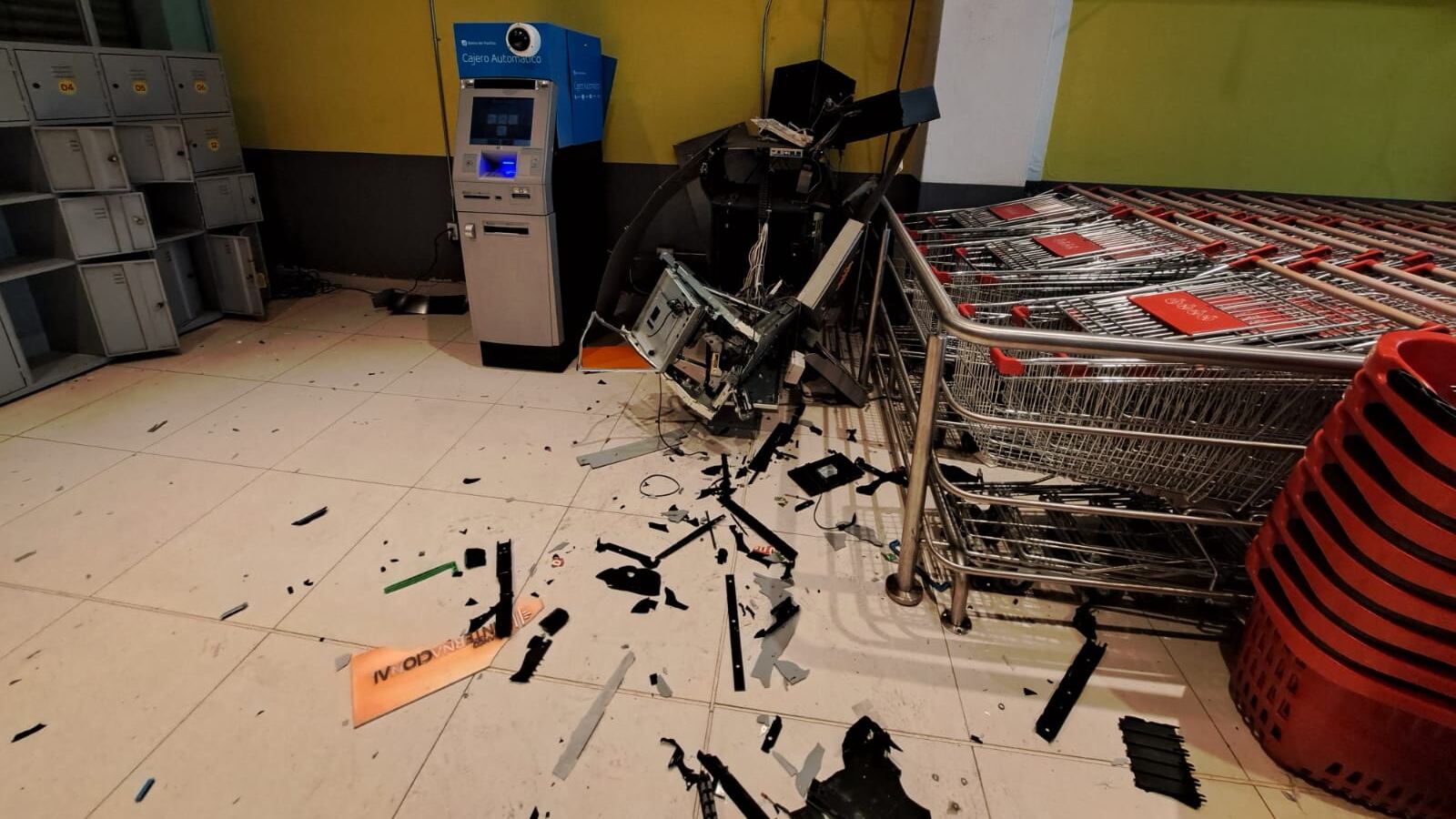 Sujetos asaltaron supermercado y se llevaron la caja fuerte de entidad bancaria en el sur de Quito.