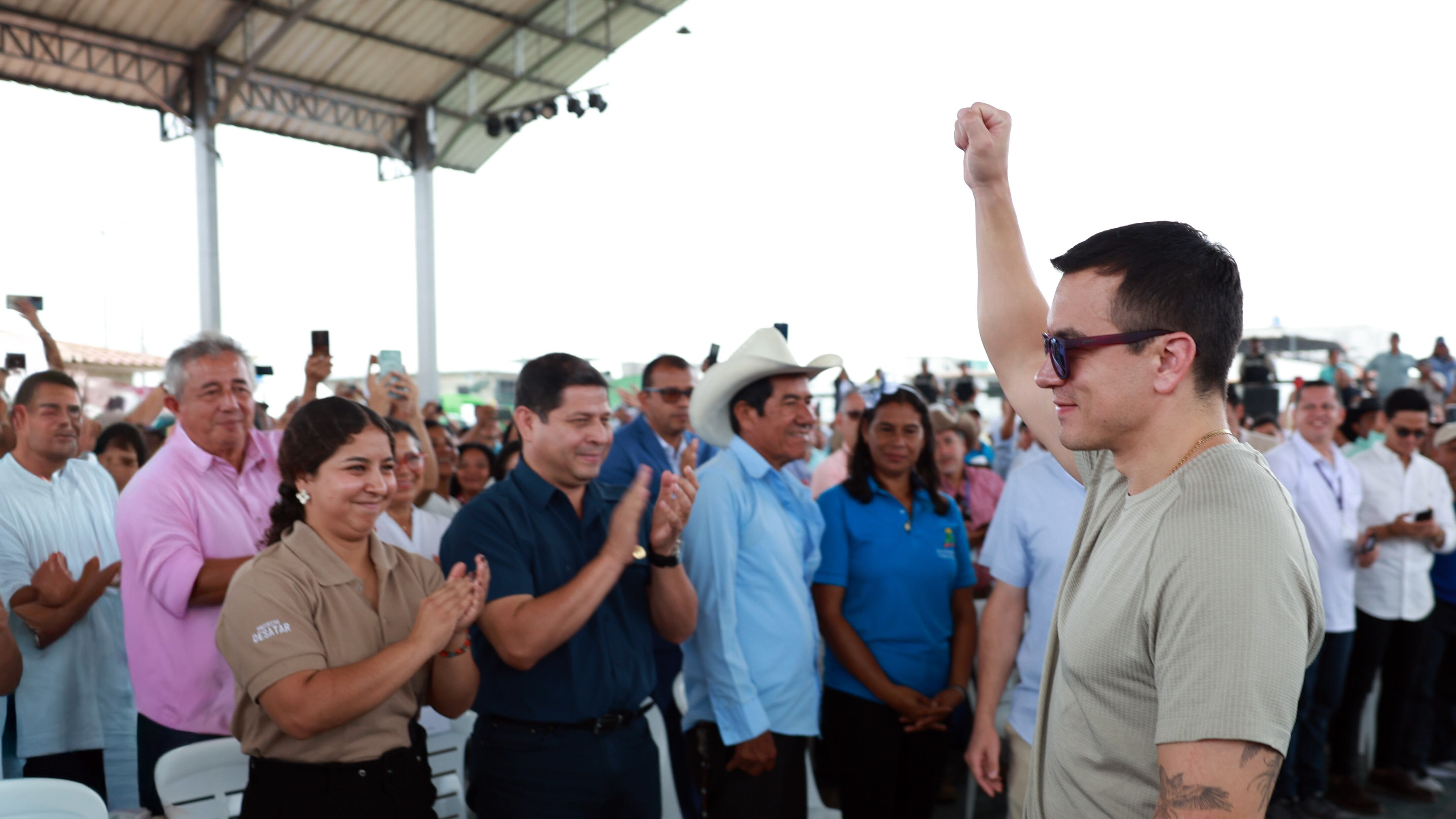Presidente Daniel Noboa durante la entrega de títulos de propiedad en Los Ríos