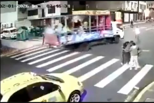 ‘Chiva’ atropelló a un hombre en medio de peleas callejeras en Ambato