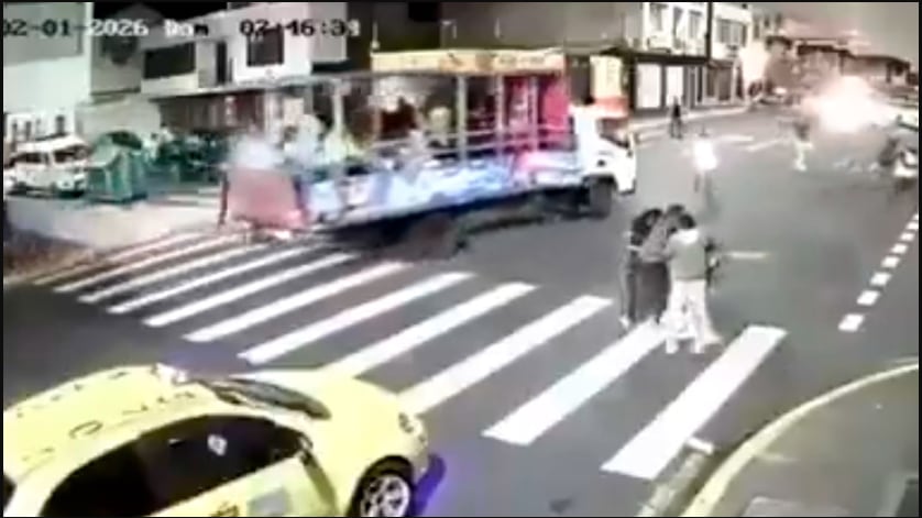 ‘Chiva’ atropelló a un hombre en medio de peleas callejeras en Ambato