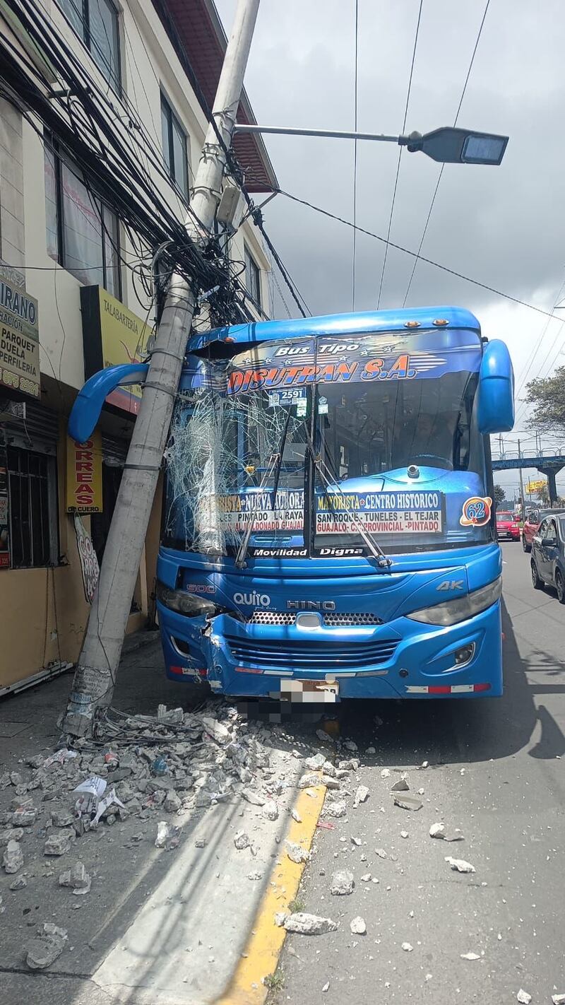 Bus se impactó contra un poste de alumbrado público en Quito