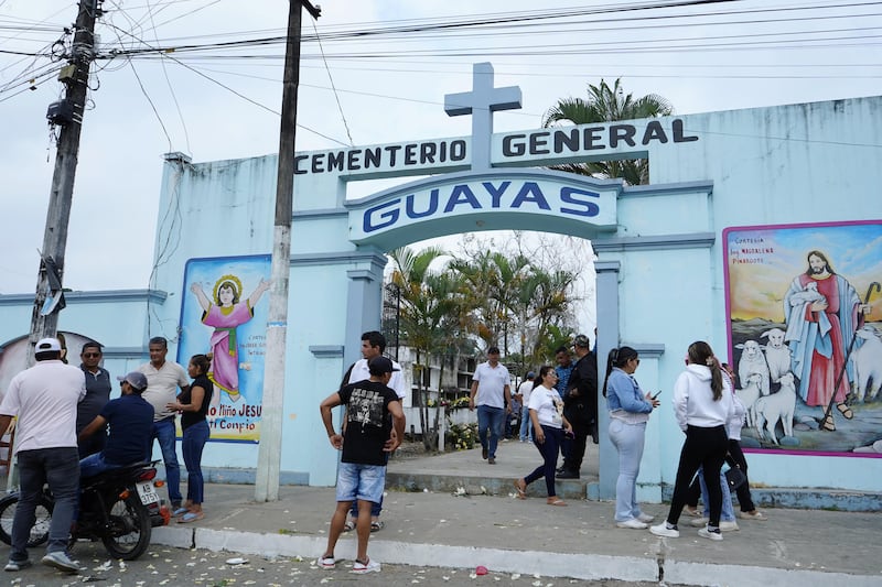 Está tarde, familiares y amigos dieron el último adios a las víctimas de la masacre en un bar del recinto La Guayas, en El Empalme.
Fotos: César Muñoz/API