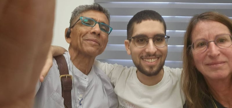 El impresionante antes y después de Evyatar David el joven israelí que tuvo que cavar su propia tumba por Hamás