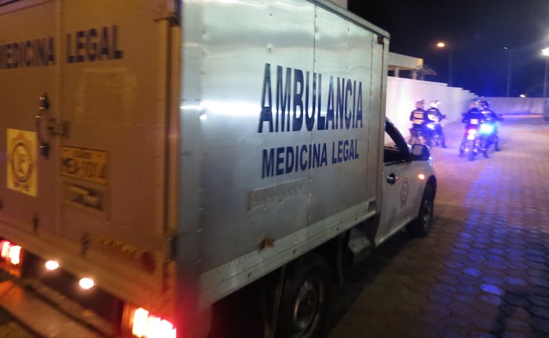 Una persona fallecida y dos heridas fueron abandonadas en el sur de Quito tras recibir disparos.
