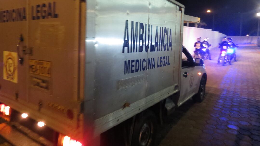 Una persona fallecida y dos heridas fueron abandonadas en el sur de Quito tras recibir disparos.