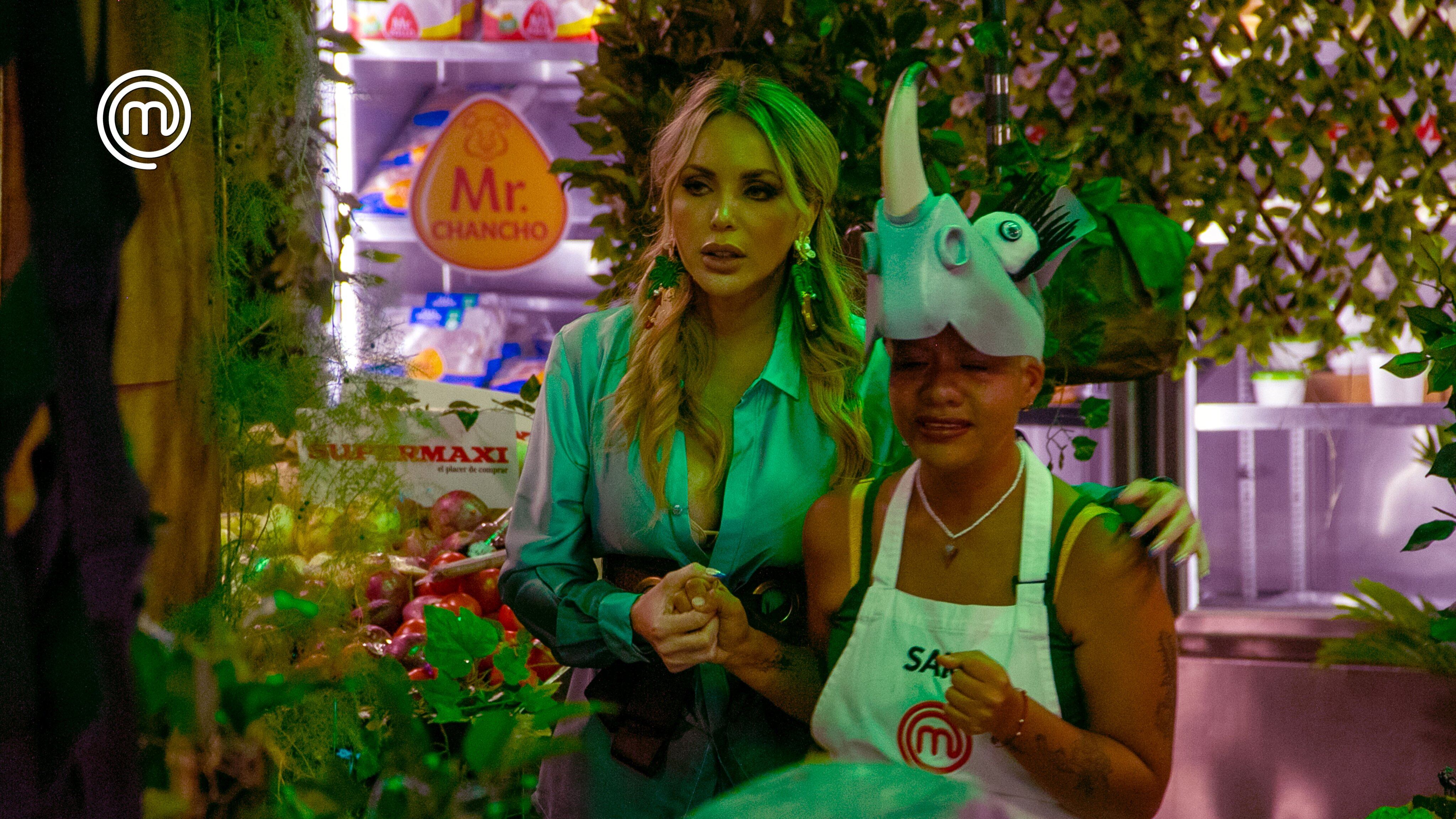 Érika Vélez trató de apoyar a Sara con su fobia (Foto: Twitter @teleamazonasec)