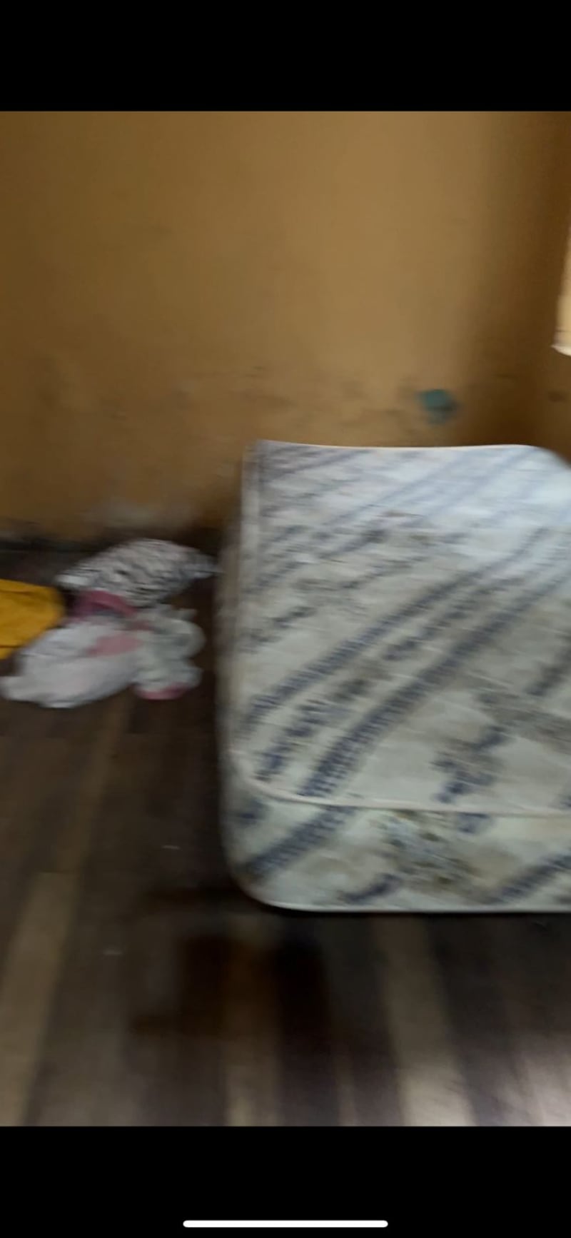 Así era el hostal clandestino de donde fue rescatada una niña de 2 años en el centro histórico de Quito. Fotos: Metro Ecuador