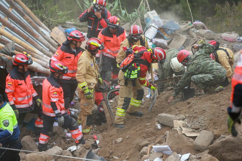 Recuperan el cuerpo de niña sepultada junto a familiares en el aluvión de Alausí