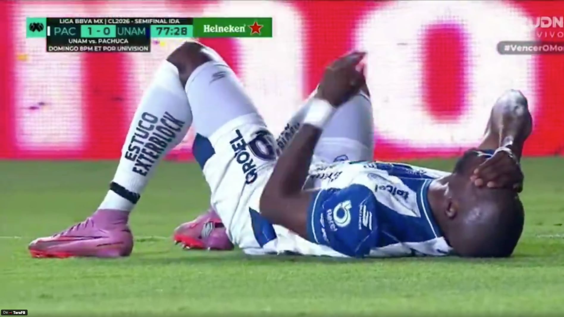 El estado de Enner Valencia después de salir en camilla.