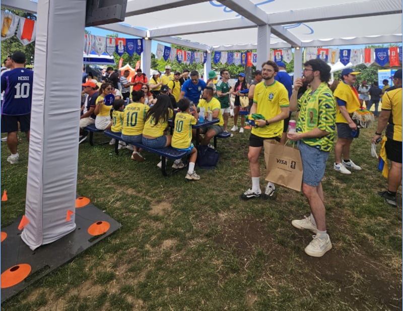 Los hinchas brasileños que no pudieron viajar a Nueva Jersey se juntaron a ver a su selección frente a Marruecos en el Fan Fest de Filadelfia el sábado 13 de junio de 2026.