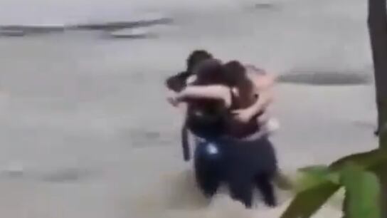 Jóvenes arrastrados por un río