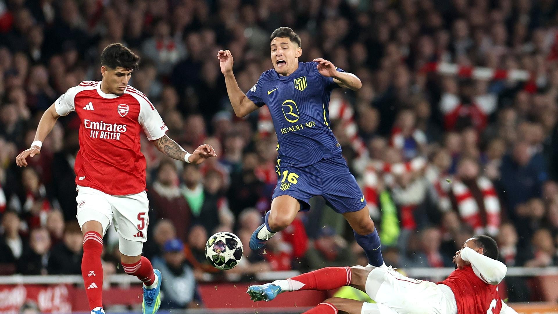 Piero Hincapié (L) durante la semifinal de vuelta de la UEFA Champions League