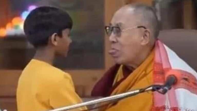 Dalái Lama instó a infante que le chupe la lengua