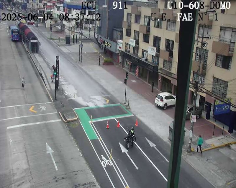 Quito: La Av. De La Prensa está cerrada en sentido norte-sur por material pétreo en la calzada