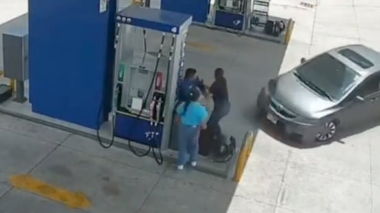 VIDEO: Vehículo fuera de control embistió a tres trabajadores en una gasolinera de Honduras - Fuente: Video de X