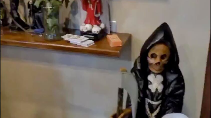 macabro altar que tenía la foto de un policía fue hallado por militares tras allanamiento en Los Ríos.