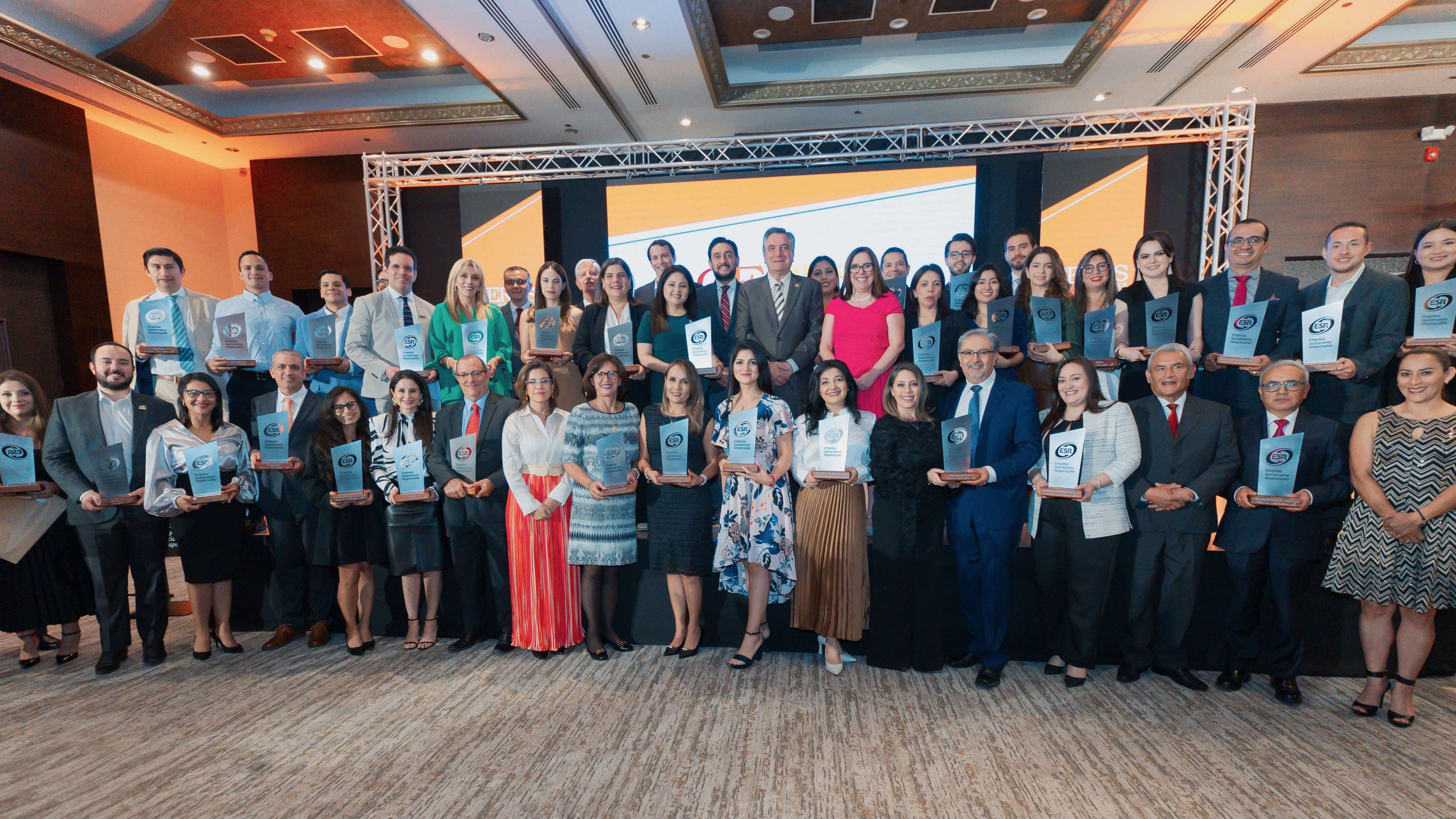 Representantes de las empresas con el “Distintivo Empresa Socialmente Responsable”