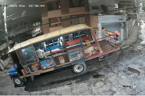 VIDEO: hombres armados y con el rostro cubierto asaltaron una chiva en Quito