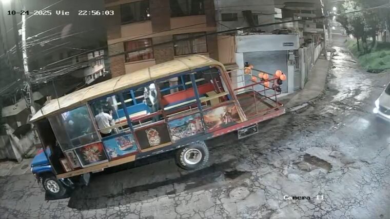 VIDEO: hombres armados y con el rostro cubierto asaltaron una chiva en Quito