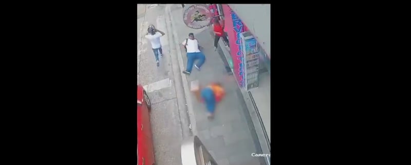 Mujer que caminaba con su bebé muere por bala perdida durante persecución en Guayaquil