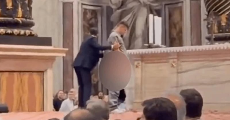 Hombre habría orinado en la Basílica en plena misa. (Foto: Redes sociales)