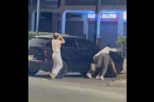 Dos mujeres se fueron a los golpes en plena calle en Samborondón