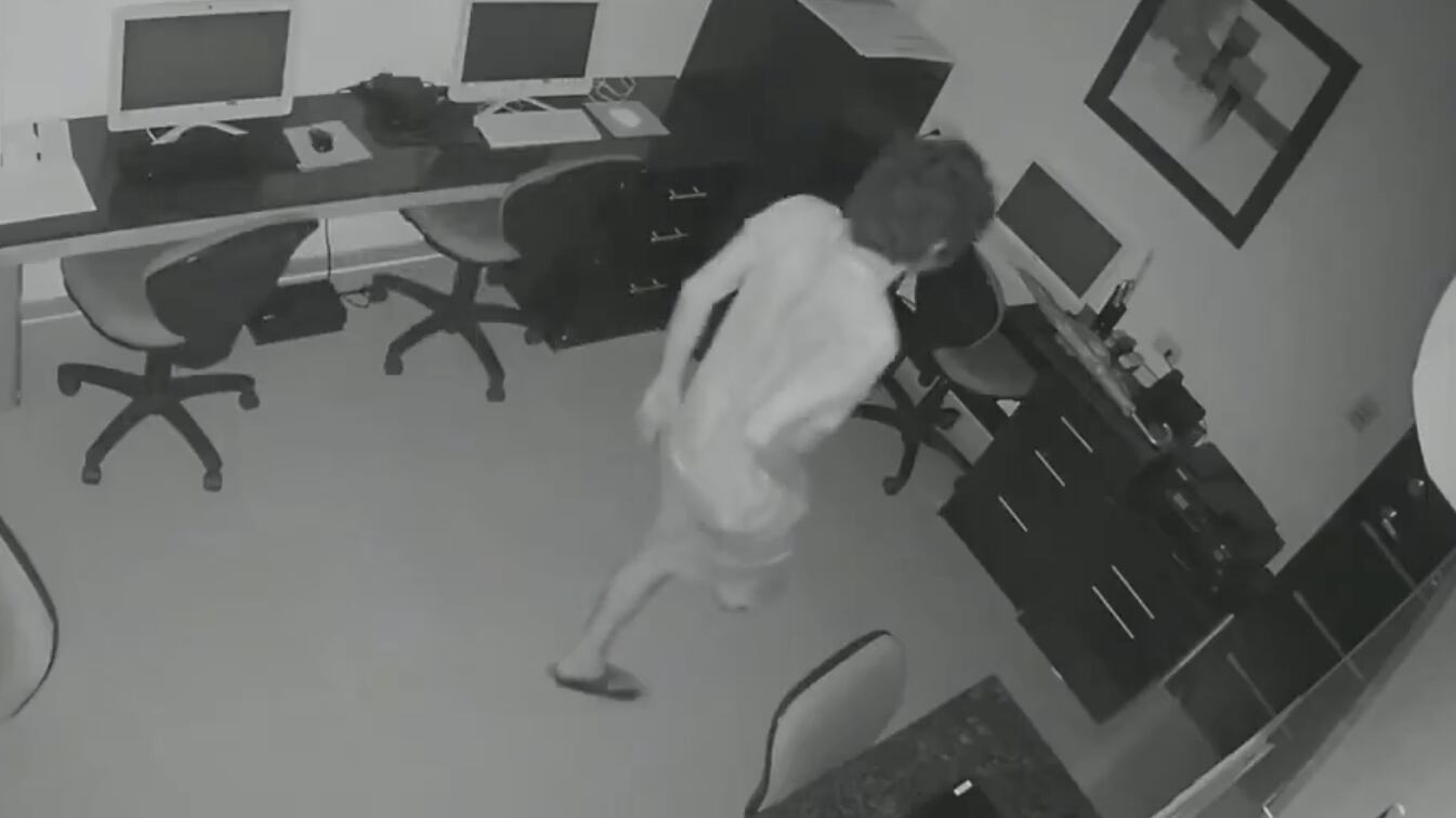 Hombre con discapacidad entra a edificio en Guayaquil para robar (VIDEO)