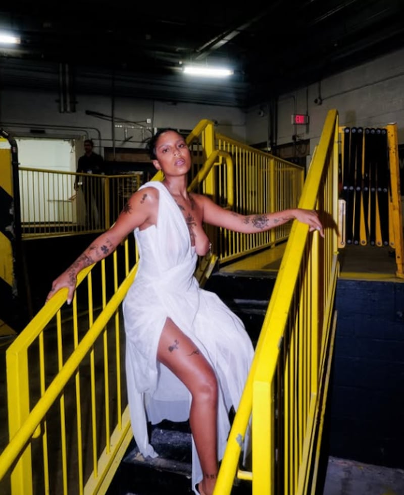 Tokischa “escandaliza” con su revelador vestido en Premio lo Nuestro