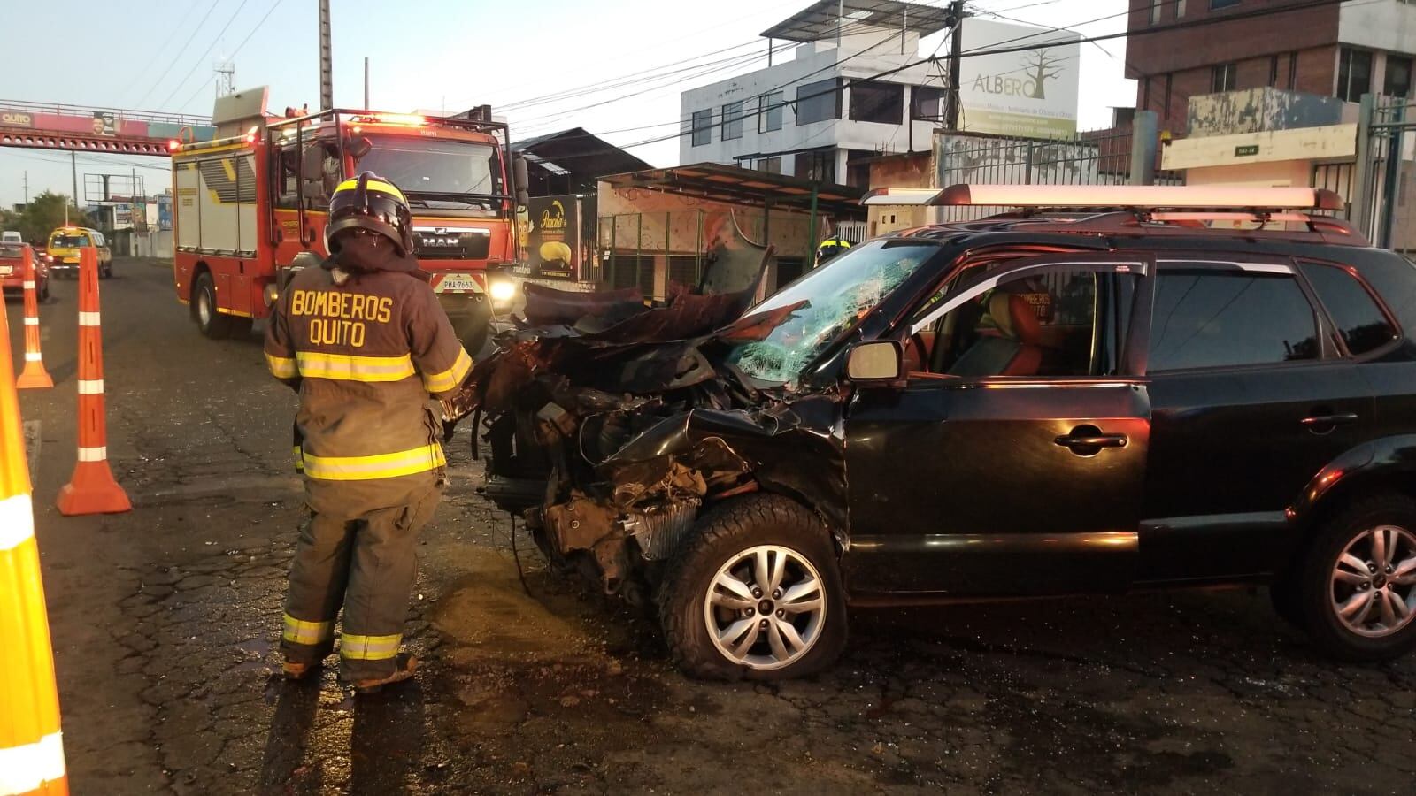 Tráiler impactó a un vehículo de frente en el sector del Pinar Alto, norte de Quito