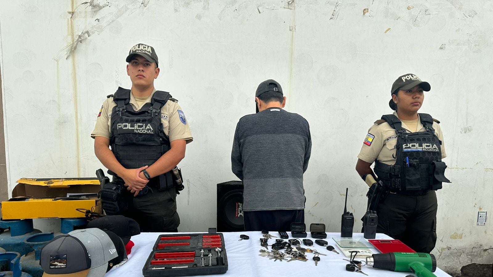 Policía halla bicicletas, motos y documentos robados en inmueble de Carcelén; aprehenden a sospechoso con siete antecedentes. Foto: Policía Nacional