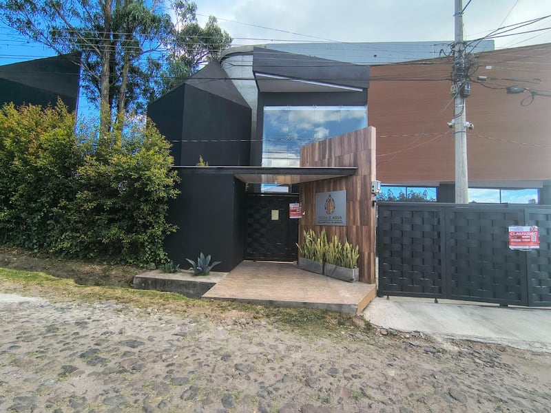Clausuran glampings que operaban sin permisos y al borde de una quebrada en Quito