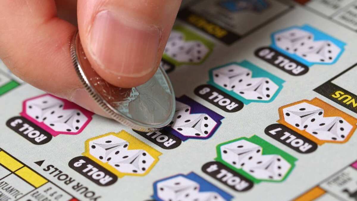 Ladrones roban tarjeta a hombre, compran boleto de Lotería y resultan ganadores: ¿A quién le corresponde el premio?