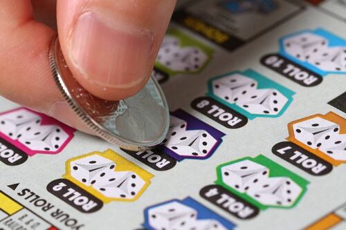 Mujer recupera boleto de lotería que había botado y gana 80 mil dólares