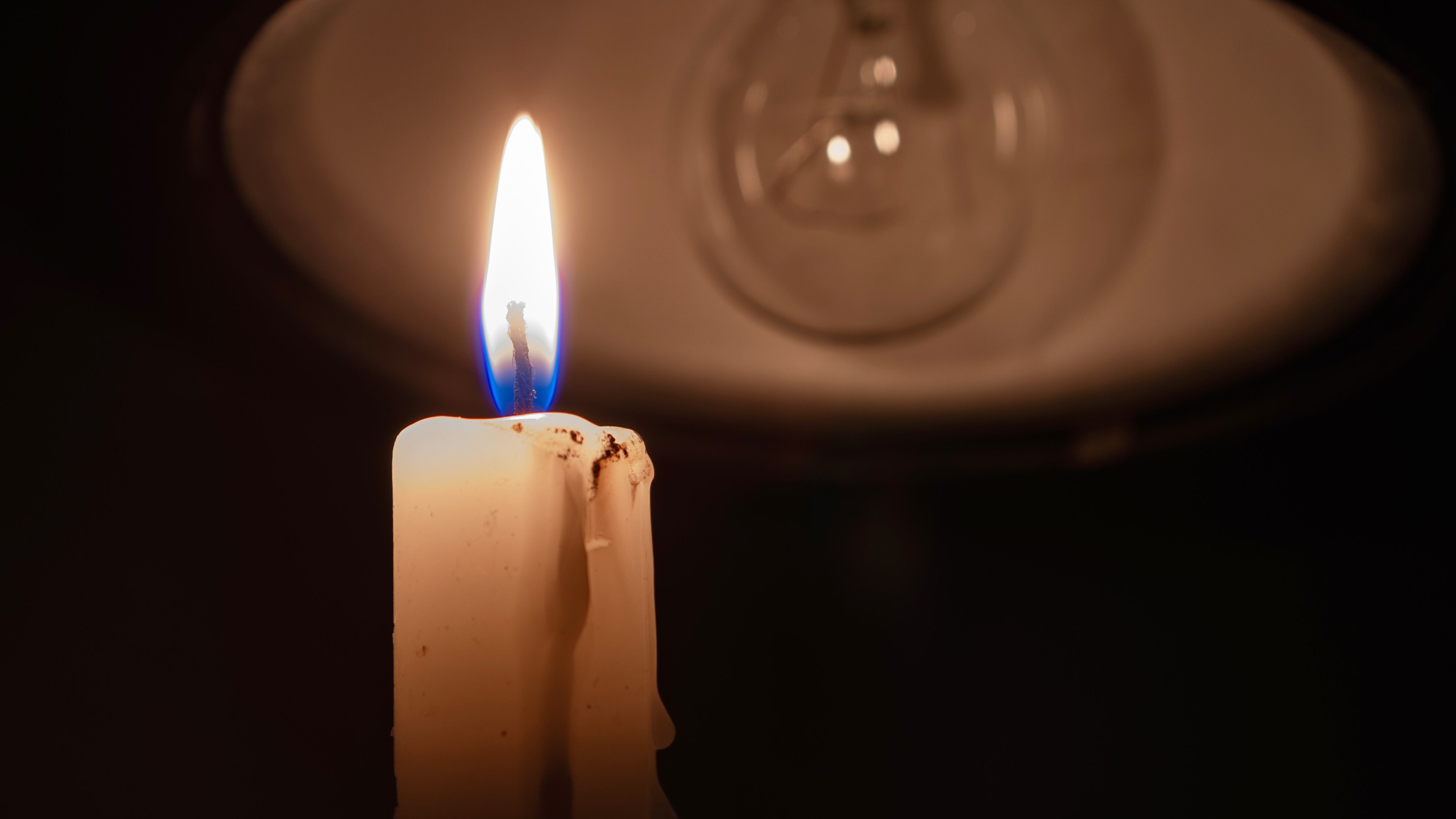 Velas encendidas en la oscuridad.