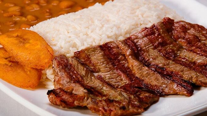 Arroz con menestra y carne asada.
