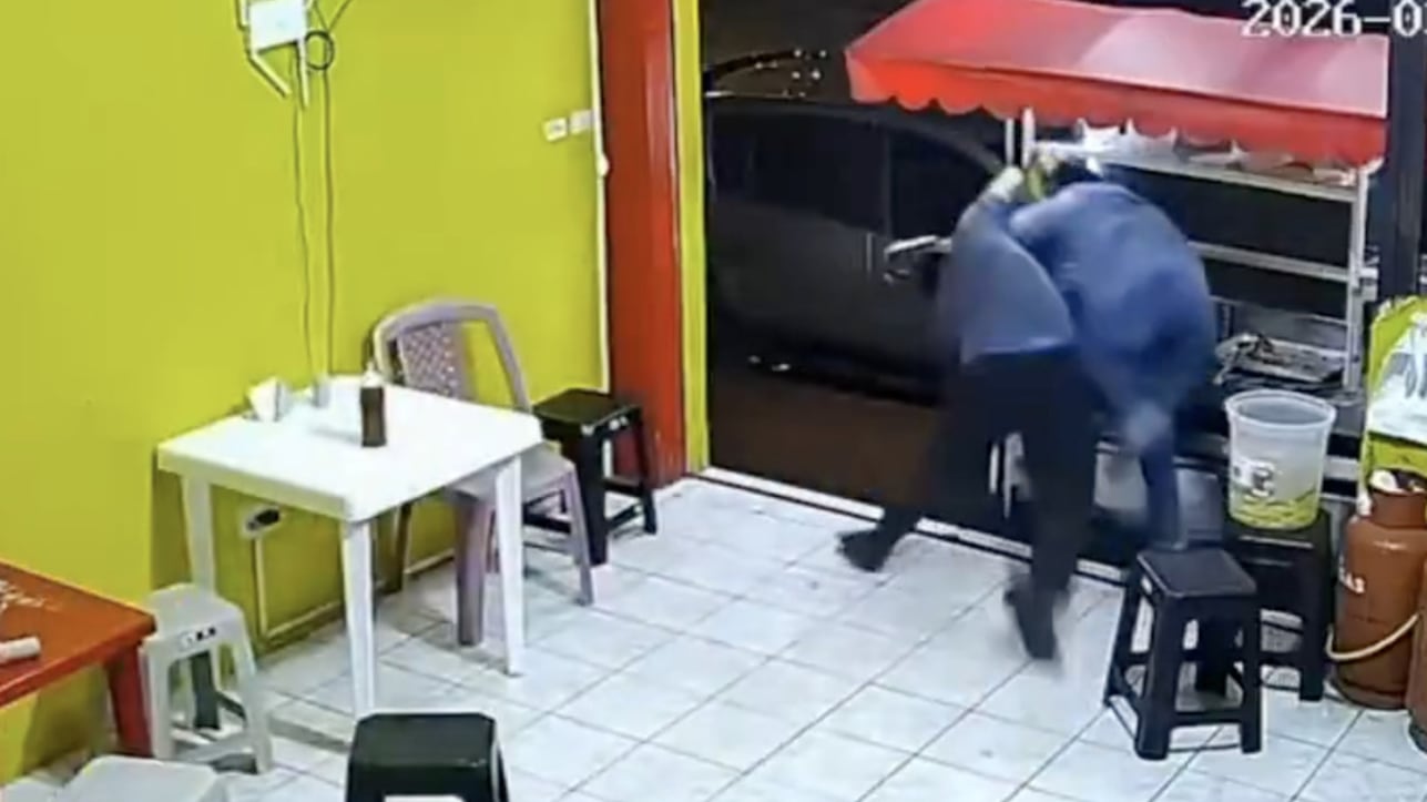 Se enfrentó a un ladrón armado que pretendía robar en su local en Santo Domingo