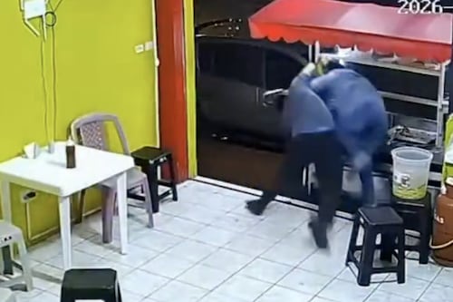 Dueño de local enfrenta a ladrón armado en Santo Domingo y evita asalto antes del toque de queda