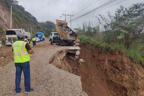 Vías de Azuay registran derrumbes y socavones por la temporada invernal
