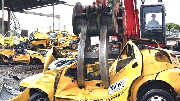 Los vehículos a destruirse cumplieron tres años de permanencia en los patios de los Centros de Retención Vehicular.